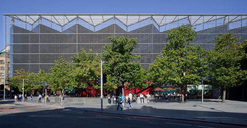 Brise-soleil en métal - MORE LONDON PLACE - Permasteelisa - pour façade