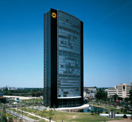 Façade ventilée en verre - ARAG TOWER - Permasteelisa - en métal