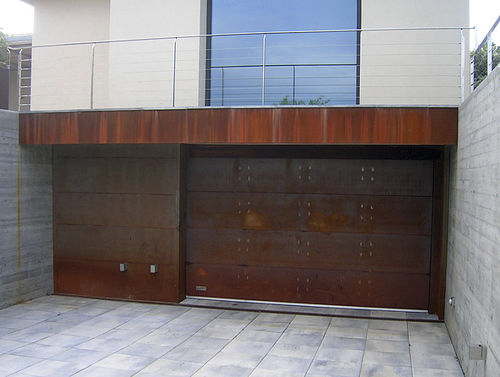 Porte de garage sectionnelle - ALUCOMIR  - Angel Mir – Portes Bisbal - en acier corten / en aluminium / automatique