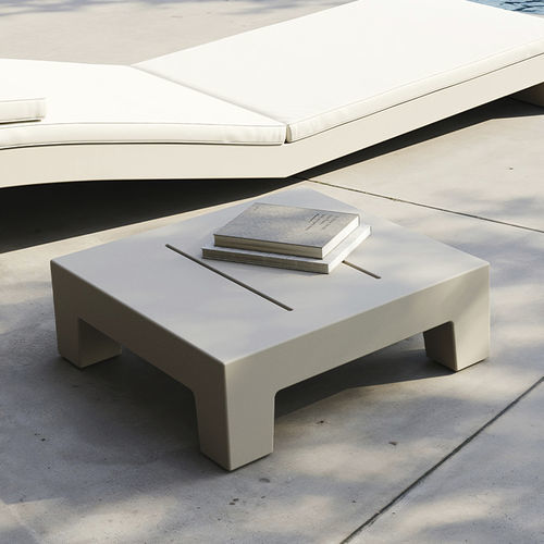 Table d'appoint contemporaine - JUT  - VONDOM - en polyéthylène / avec piètement en polyéthylène / carrée