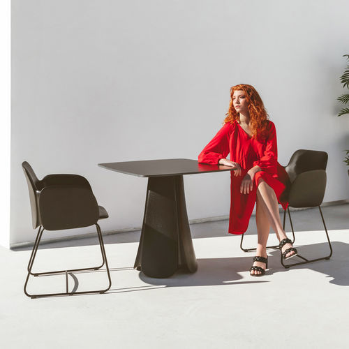 Table contemporaine - PEZZETINA - VONDOM - en polyéthylène / avec piètement en polyéthylène / carrée