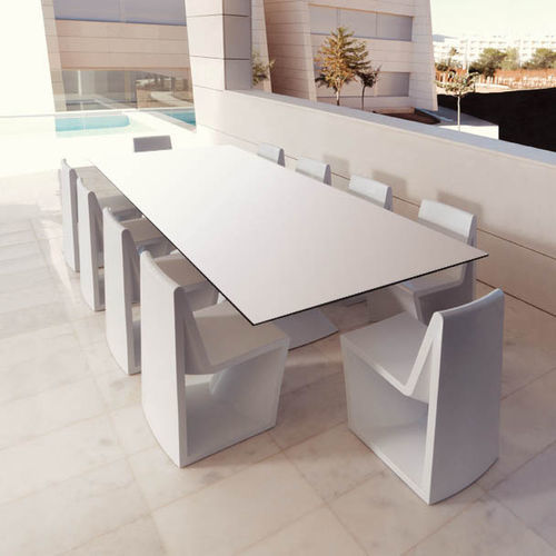 Table contemporaine - REST - VONDOM - en verre / en HPL / en polyéthylène
