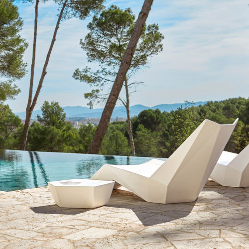 Table d'appoint design original - FAZ - VONDOM - en polyéthylène / avec piètement en polyéthylène / avec jardinière