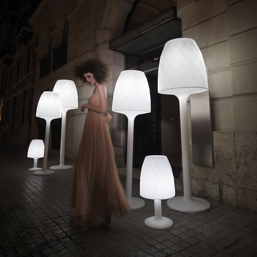 Lampe sur pied - VASES - VONDOM - en polyéthylène / contemporaine / d'intérieur