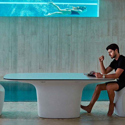 Table contemporaine - UFO   - VONDOM - en verre / avec piètement en polyéthylène / ovale