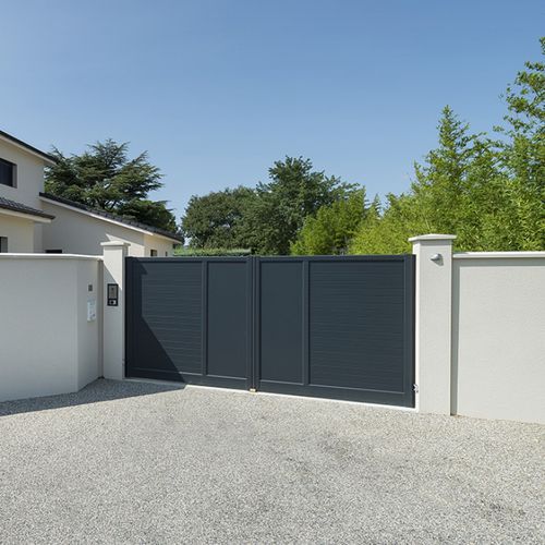 Portail battant - SATELLITE® - INSTALLUX - en aluminium / à lames / à barreaux