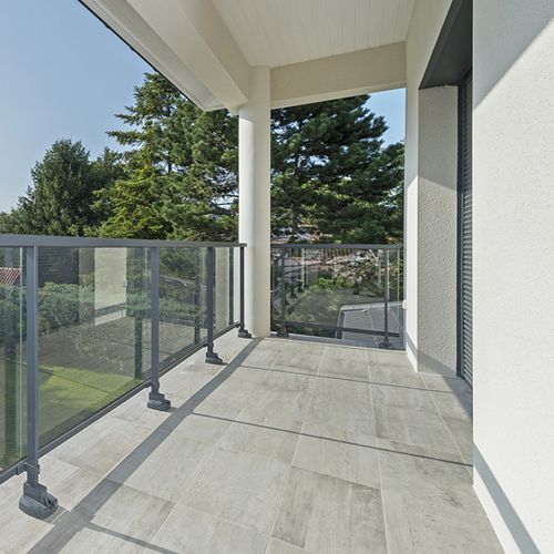 Garde-corps en aluminium - SATELLITE® - INSTALLUX - à panneaux en verre / à barreaux / en tôle perforée