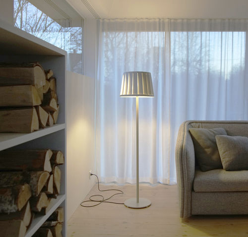 Lampe sur pied - AVS - BSWEDEN - en acier laqué / contemporaine / d'intérieur