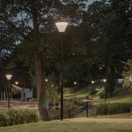 Lampadaire urbain - OPPI  - ATELJE LYKTAN - contemporain / en aluminium laqué / en verre