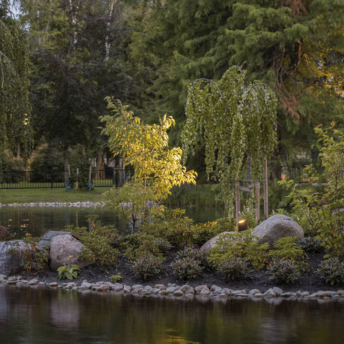 Borne d'éclairage de jardin - PUP - ATELJE LYKTAN - design minimaliste / en verre / en fonte d'aluminium