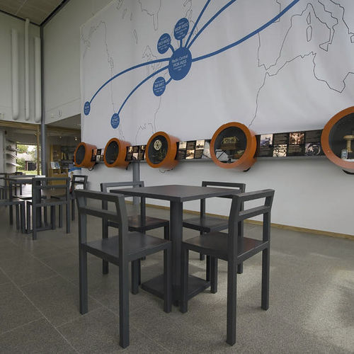 Table contemporaine - NON - KÄLLEMO - en acier / en caoutchouc / avec piètement en acier