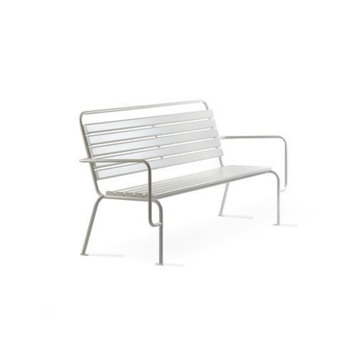 Banc public contemporain - Tuben - NOLA INDUSTRIER - en pin / en hêtre / en acier à revêtement par poudre