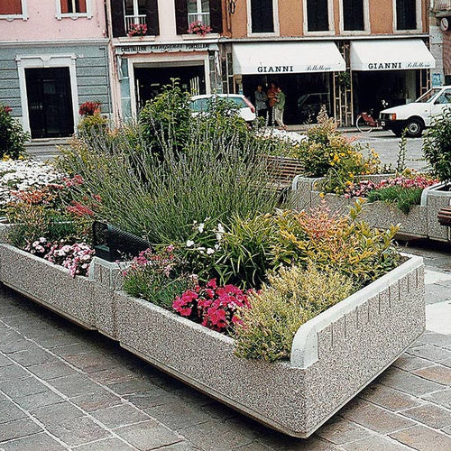 Jardinière en béton - PYRAMID - Euroform K. Winkler GmbH - triangulaire / avec banc intégré / contemporaine