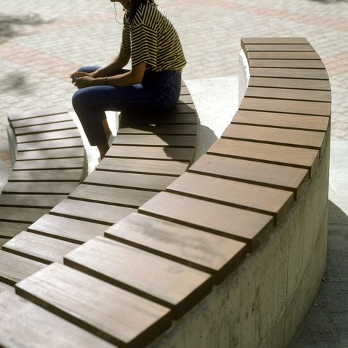 Banc public contemporain - BLOCK  - Euroform K. Winkler GmbH - en bois de feuillus / en acier galvanisé / avec dossier