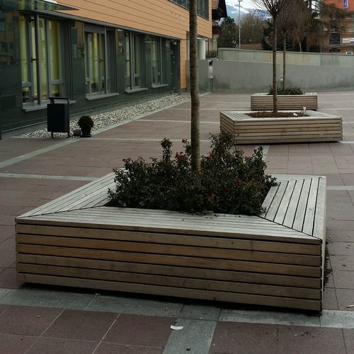 Banc public contemporain - BRUNICO S - Euroform K. Winkler GmbH - en bois / sur mesure / avec jardinière intégrée