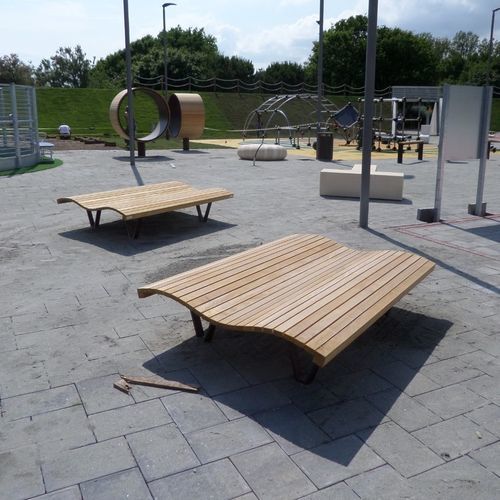 Bain de soleil contemporain - LINEA ONDA - Euroform K. Winkler GmbH - en bois de feuillus / en acier galvanisé / pour espace public