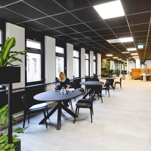 Table moderne - DUKDALF - Ahrend - agglomérée / en acier / avec piètement en métal