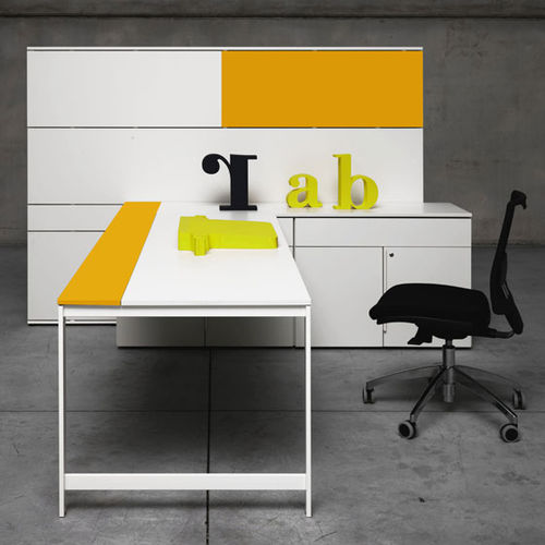 Bureau contemporain - K_WORD  - Manerba - en bois / d'angle / 4 pieds