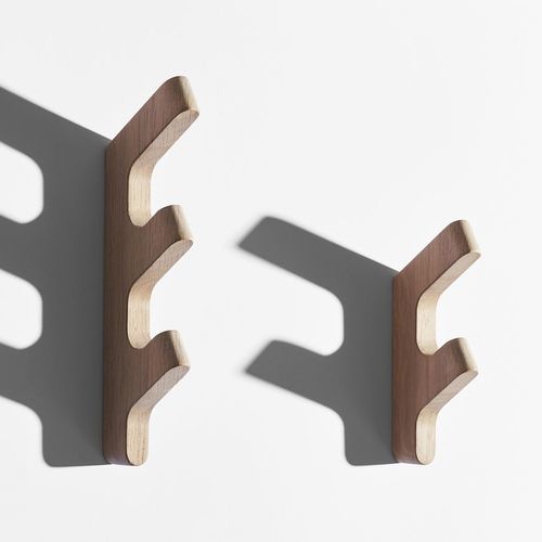Patère contemporaine - TVAR - JAVORINA - en chêne / en bois massif / en bois huilé