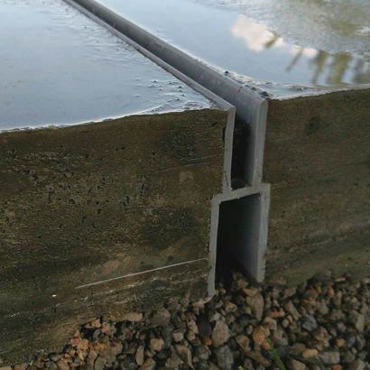 Caniveau à fente centrale - D-RAIN JOINT™ - BioMicrobics - en matière plastique / grille en aluminium / de voirie