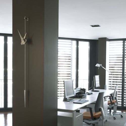 Horloge contemporaine - PUNTO Y COMA - NOMON - murale / analogique / en noyer