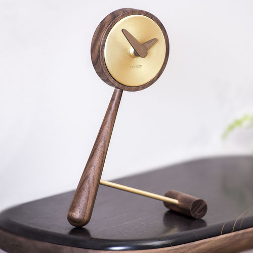Horloge contemporaine - MINI PUNTERO - NOMON - de table / analogique / en noyer
