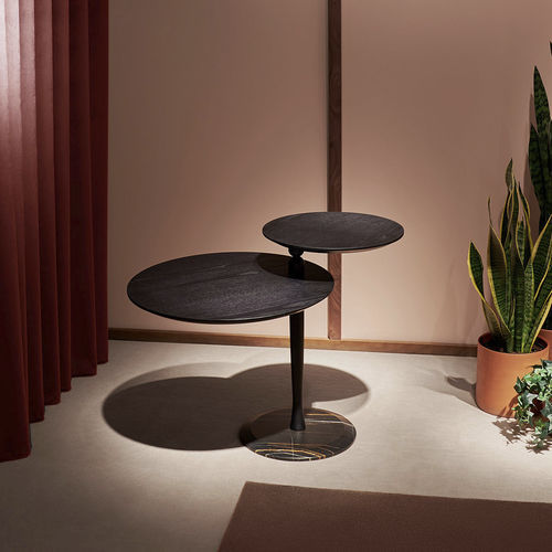 Table d'appoint contemporaine - VAIVEN - NOMON - en noyer / en frêne / avec piètement en marbre