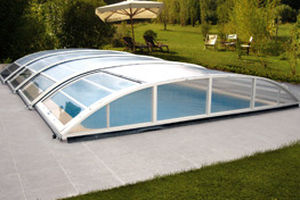 Abri de piscine bas - BEAUTY - PISCINES MAGILINE - télescopique / d'aluminium / avec actionnement manuel