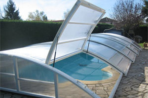 Abri de piscine bas - ESSENTIAL - PISCINES MAGILINE - télescopique / d'aluminium / avec actionnement manuel