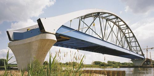 Pont en acier - Max Bögl - en arc / routier