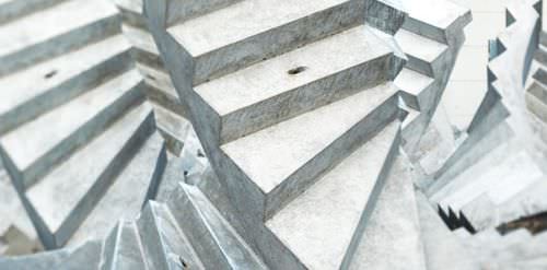 Escalier demi-tournant - Max Bögl - à marches en béton / structure en métal / technique