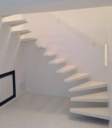 Escalier demi-tournant - AERO ACIER LAQUE BLANC - Trescalini - à marches en métal / structure en métal / design