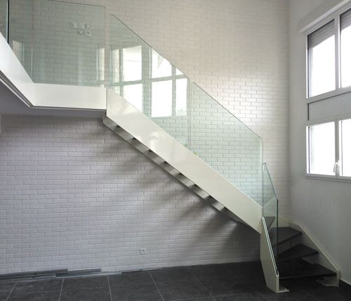 Escalier quart tournant - ELITE ACIER LAQUÉ, MARCHES BOIS, GARDE-CORPS VERRE STANDARD - Trescalini - à marches en bois / structure en acier / contemporain