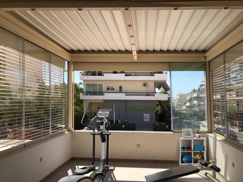 Pergola adossée - COSPICON  SA - en aluminium peint / à lames orientables / à lames brise soleil