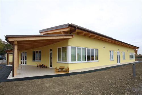 Bâtiment préfabriqué - IL PAESE DEI COLORI - Riko Hiše - en bois massif / pour école maternelle / contemporain