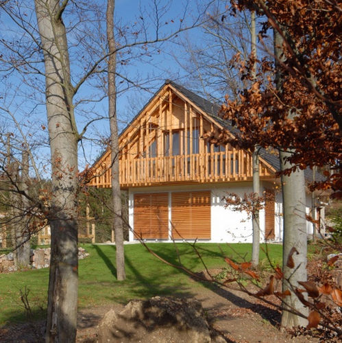Brise-soleil en bois - Riko Hiše - pour façade / vertical / rigide