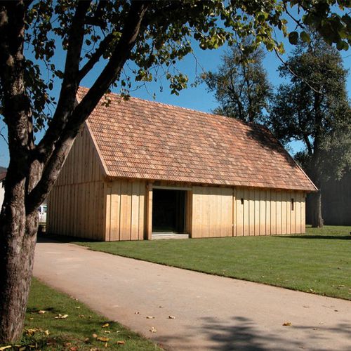 Bâtiment préfabriqué - ŠKARBEC - Riko Hiše - en bois massif / pour le secteur événementiel / contemporain