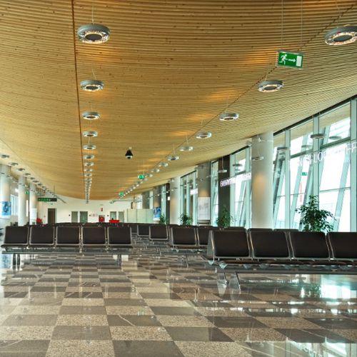 Faux-plafond en bois - JOŽE PUČNIK AIRPORT - Riko Hiše - en dalles / courbé