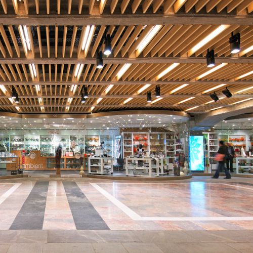 Faux-plafond en bois - MAXIMARKET SHOPPING MALL - Riko Hiše - en lames