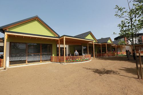 Bâtiment préfabriqué - MURSKA SOBOTA - Riko Hiše - en bois massif / pour école maternelle / contemporain