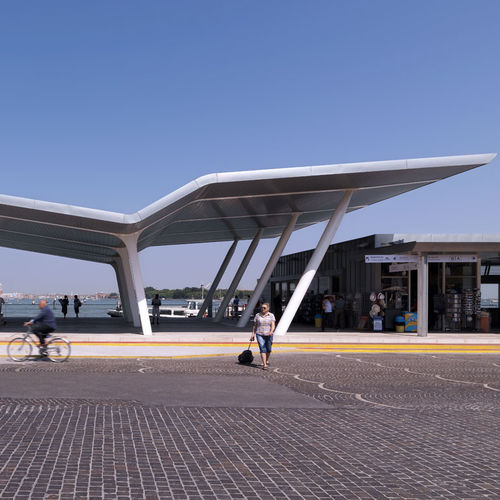 Auvent pour terrasse - ACTV VENICE PIERS, VENICE  - ZINTEK - en métal / couverture en zinc-titane / incliné