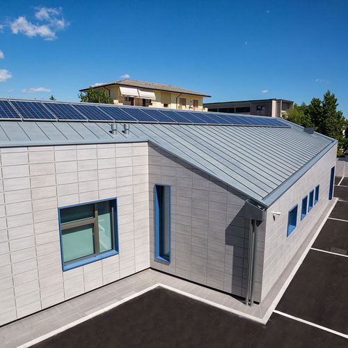 Toiture en pente - BANK OF COOPERATIVE CREDIT, FRIULOVEST - ZINTEK - en cuivre / en zinc-titane / aspect métal