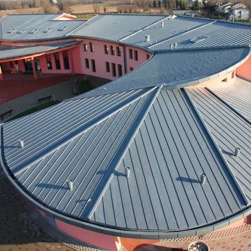 Toiture plate - NOVALIS SCHOOL, CONEGLIANO - ZINTEK - en cuivre / en zinc-titane / aspect métal