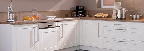 Cuisine contemporaine - VILLAGE - Brigitte Küchen - H. Frickemeier Möbelwerk GmbH - en stratifié / avec poignée / blanche