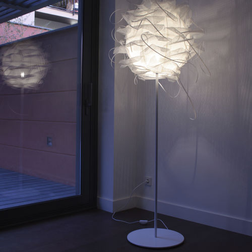 Lampe sur pied - STRUK F - LUZ DIFUSION - en métal / en résille / en polyéthylène