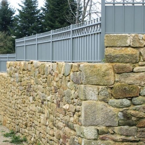 Clôture à lames - PLEYBEN - Kostum - résidentielle / en aluminium / ajourée
