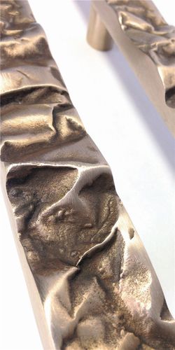 Poignée de meuble en aluminium - CRUSHED 350 & 580 - Philip Watts Design - en bronze / en laiton