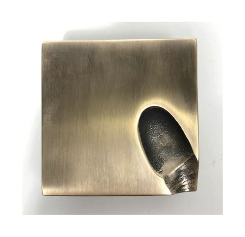 Poignée de meuble en aluminium - THUMBPRINT CABINET - Philip Watts Design - en bronze / en laiton