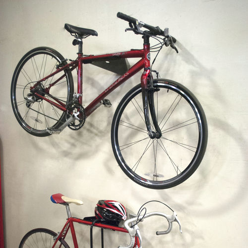 Range-vélo mural - EXHIBITOR  - Madrax/Thomas Steele - pour espace public / en acier à revêtement par poudre / professionnel