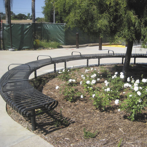 Banc public contemporain - CARNIVAL™ CURVED - Madrax/Thomas Steele - en acier / sans dossier / avec accoudoirs